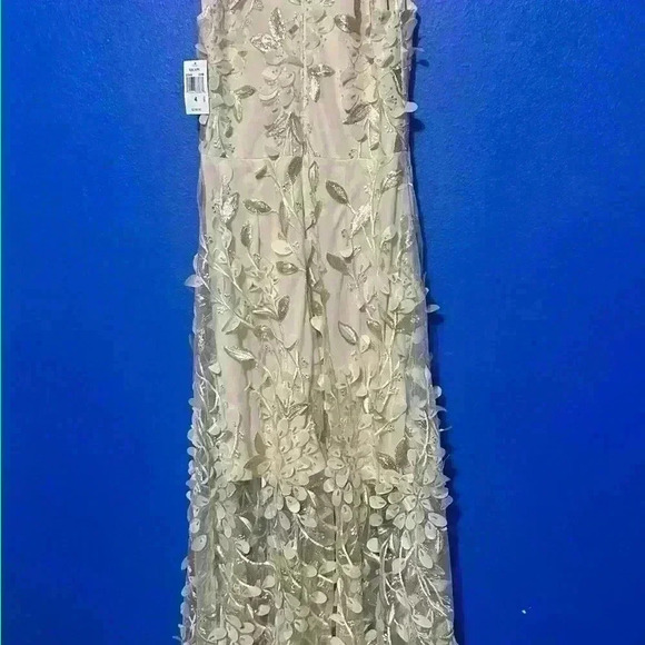 Xscape 3D Floral V-Neck Gown NWT Size 4 MSRP $298 - Picture 5 of 5